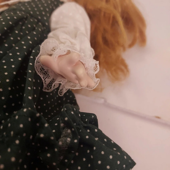 Precious Moments Children of The World Series - Shannon from Ireland Doll - Picture 7 of 11